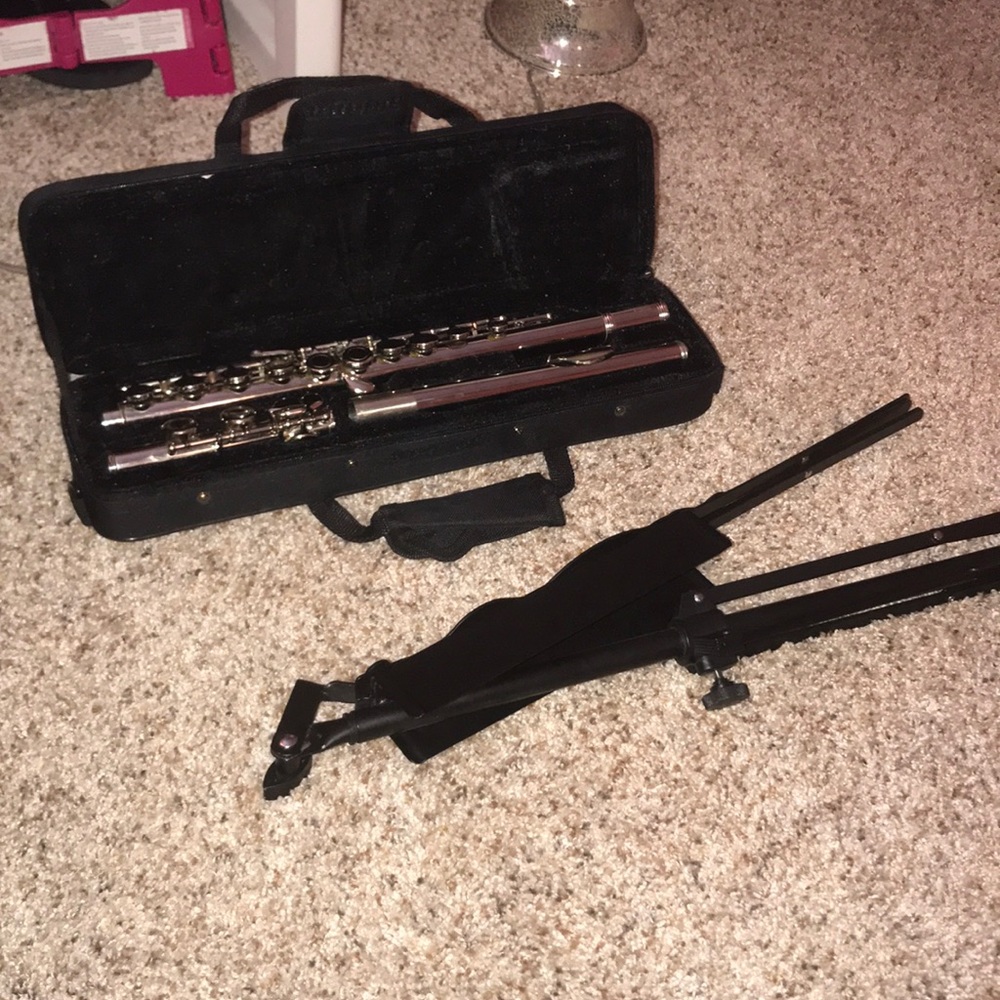 flute and stand